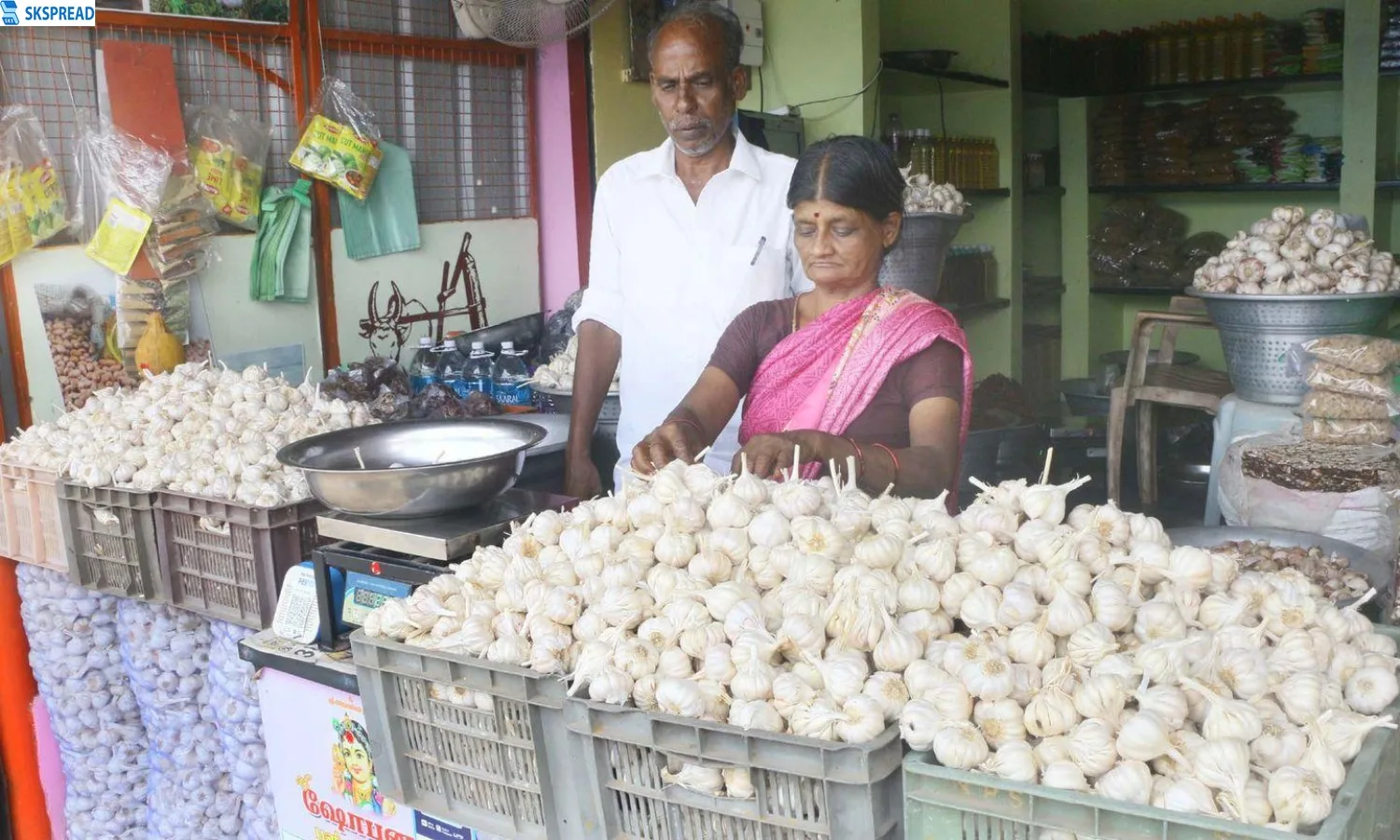 மக்களை கண்கலங்க வைத்த பூண்டின் விலை?.., வரலாறு காணாத உயர்வு.. முழு காய்கறி விலை விவரம்!!