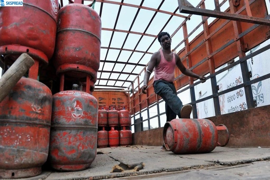 LPG cylinder price update: அதிரடியாக குறைந்த சிலிண்டர் விலை... எவ்வளவு தெரியுமா? வாடிக்கையாளர்கள் மகிழ்ச்சி!!